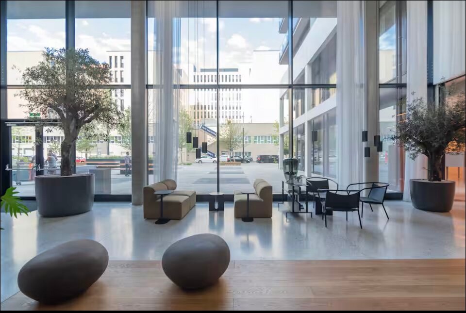 Blick vom Eingangsbereich auf den Vorplatz des Triiiple Towers