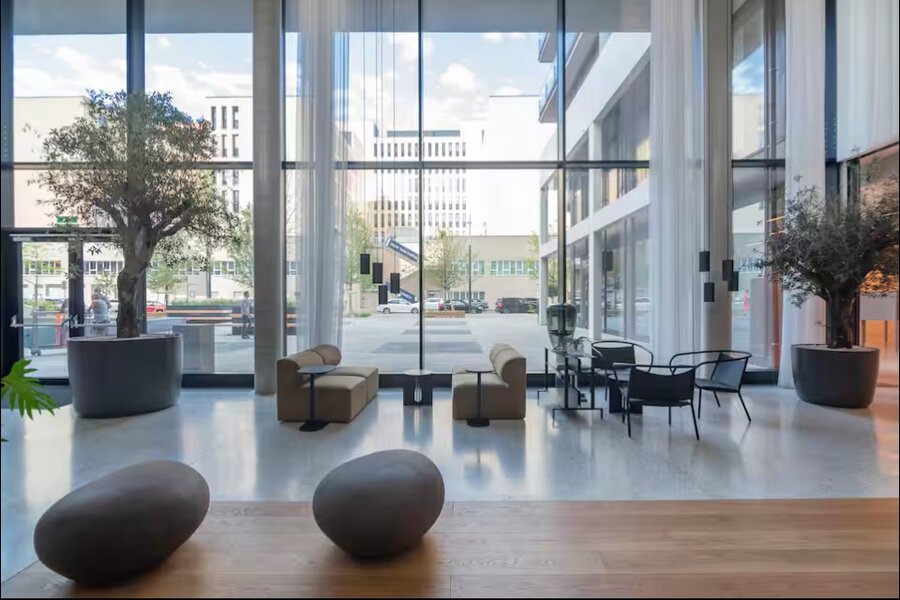 Blick vom Eingangsbereich auf den Vorplatz des Triiiple Towers