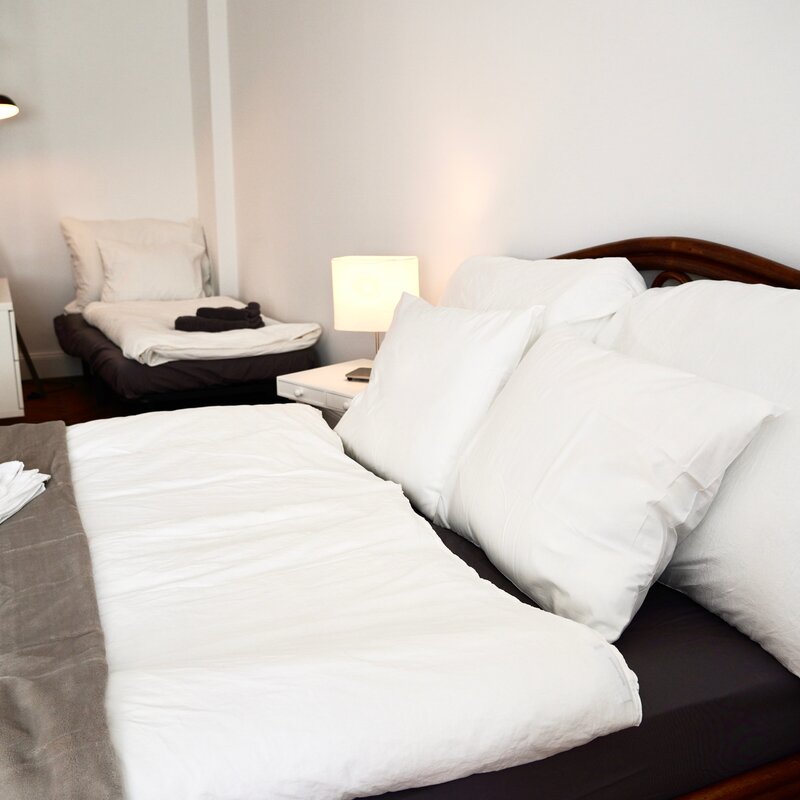 extendable lounge chair in the background | © LO