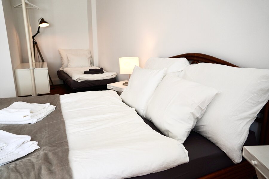 extendable lounge chair in the background | © LO