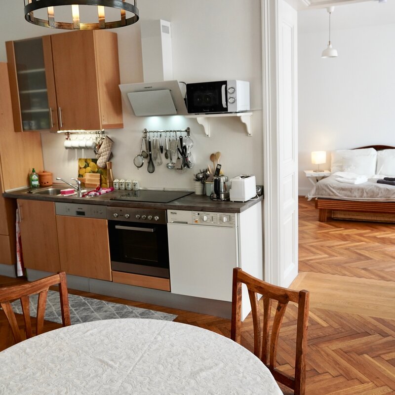  View from the living room with kitchen into the bedroom | © LO