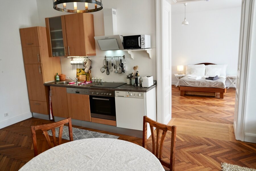  View from the living room with kitchen into the bedroom | © LO