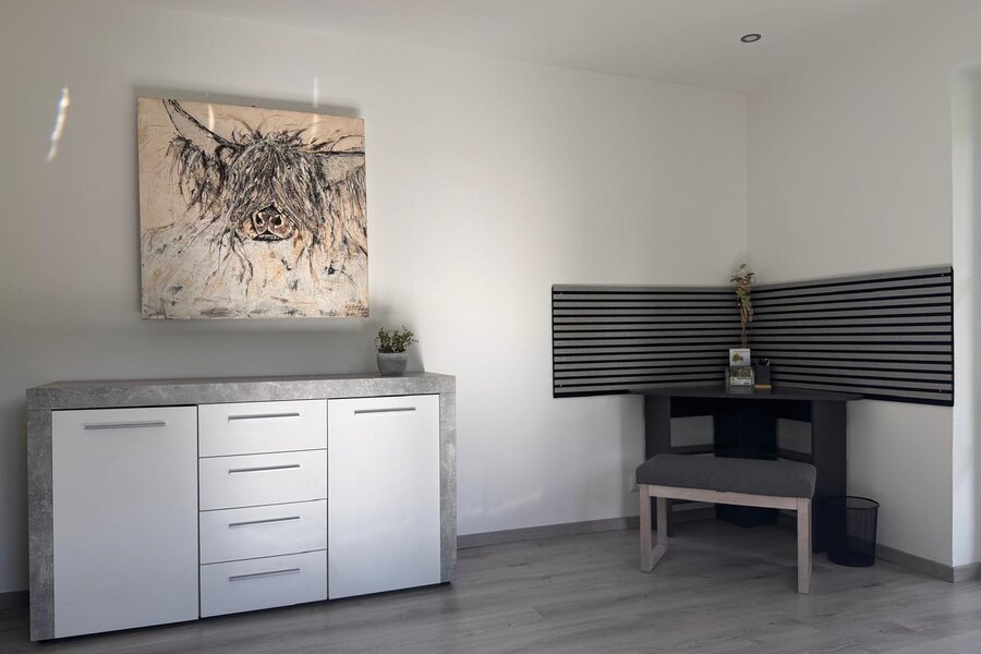 Wohnzimmer mit Arbeitsplatz 