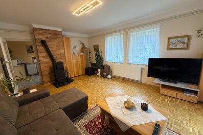 Wohnzimmer mit Kaminofen & Parkett – 2-Zimmer Wohnung, Kurzzeitmiete & Wohnen auf Zeit für 1 bis 6 Monate in Purkersdorf