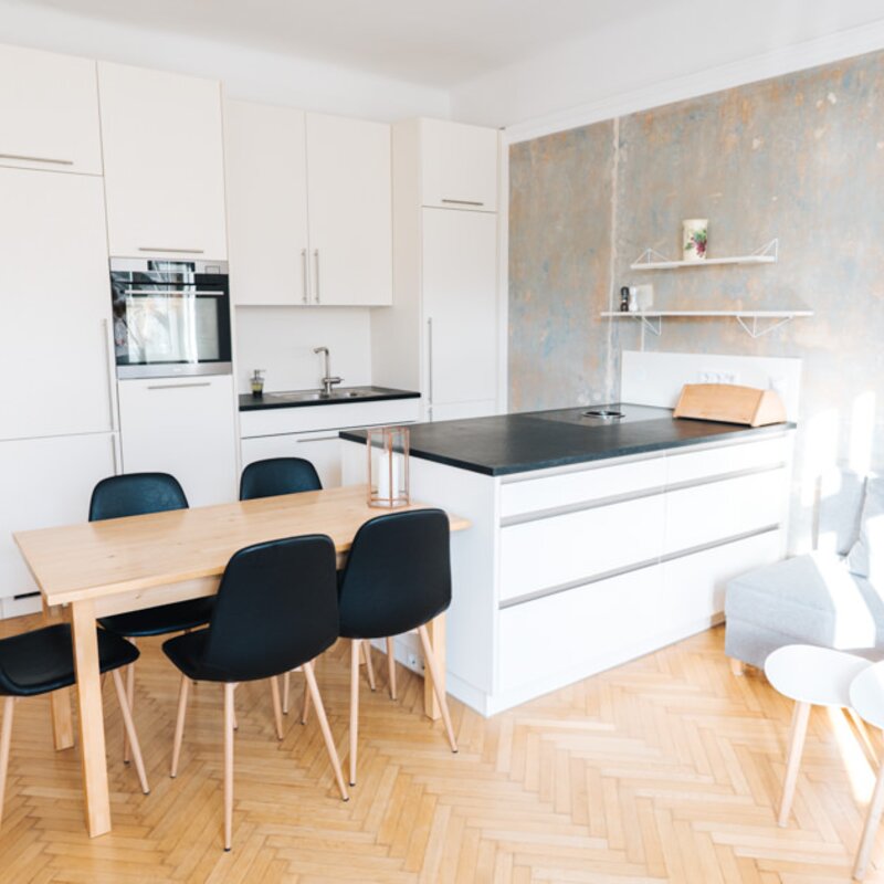 Bright open-plan kitchen & living area: 2-room apartment, modern fit-out, short-term rental Vienna – temporary housing 1 to 6 months. | © Sonja Leisser Photography