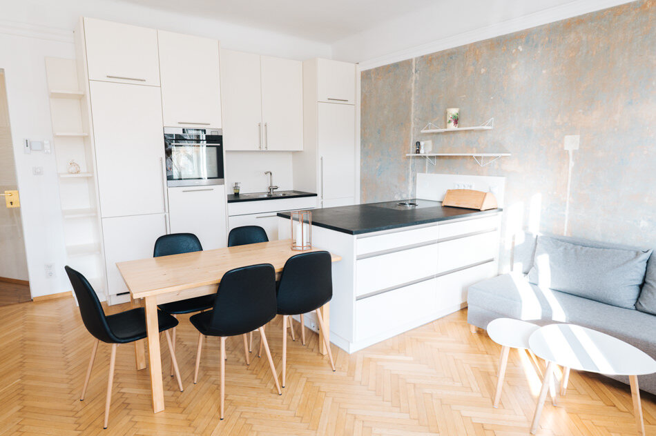 Bright open-plan kitchen & living area: 2-room apartment, modern fit-out, short-term rental Vienna – temporary housing 1 to 6 months. | © Sonja Leisser Photography
