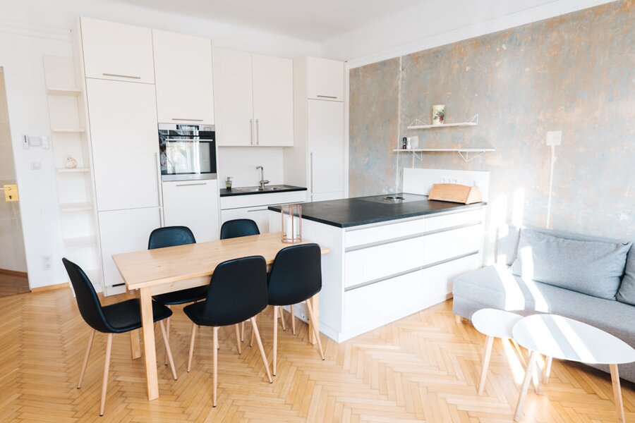 Bright open-plan kitchen & living area: 2-room apartment, modern fit-out, short-term rental Vienna – temporary housing 1 to 6 months. | © Sonja Leisser Photography
