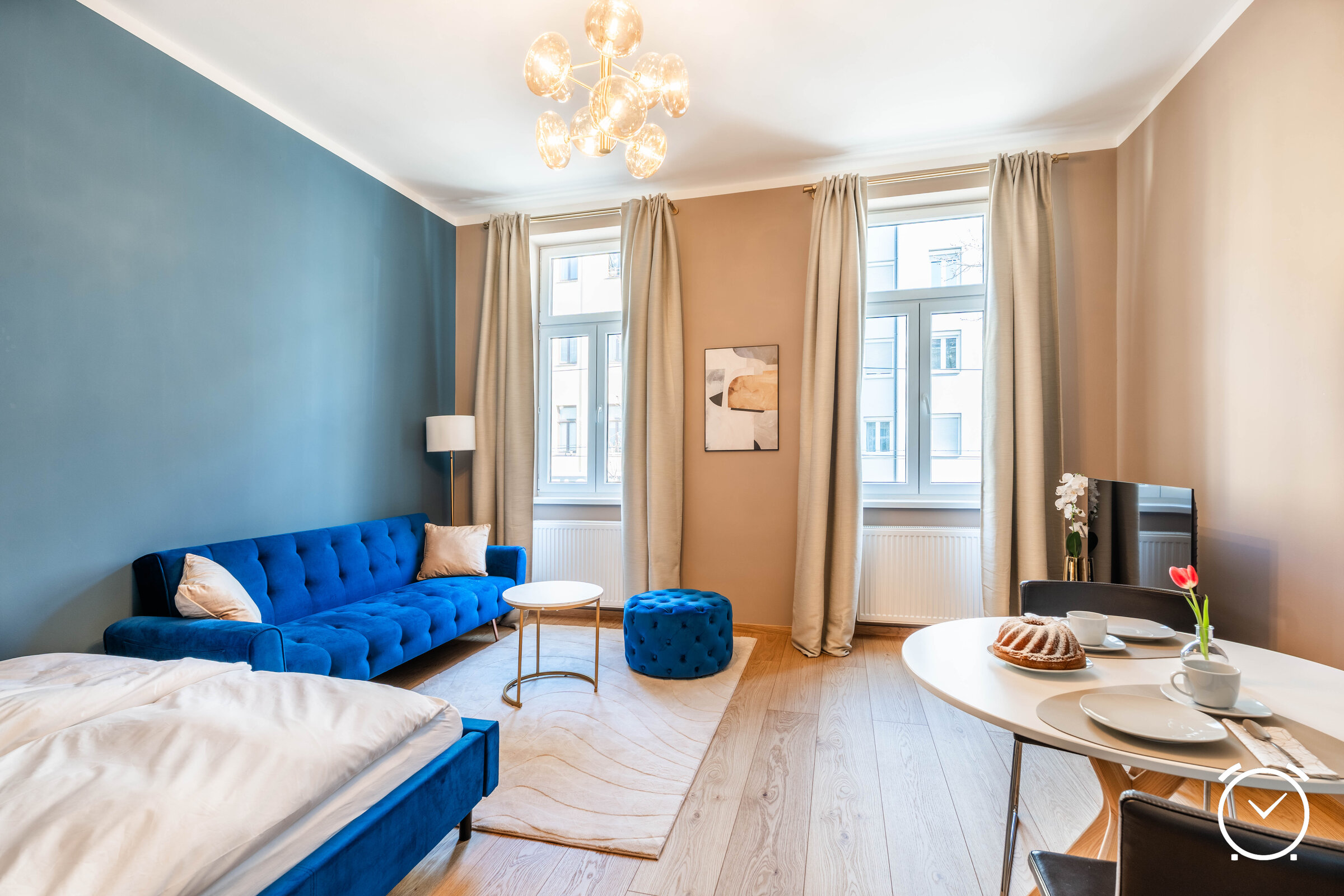 Heller und moderner Wohnbereich eines 5-Sterne Apartments in Wien mit stilvollem Sofa, Essbereich und viel Tageslicht. Ideal für einen komfortablen Aufenthalt nahe U-Bahn und Stadtzentrum.