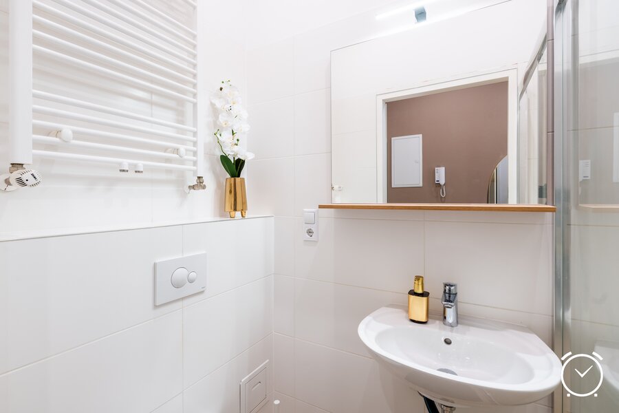 Modern ausgestattetes Badezimmer mit hochwertiger Dusche, stilvollem Design und viel Komfort – ideal für einen entspannten Aufenthalt in Wien.