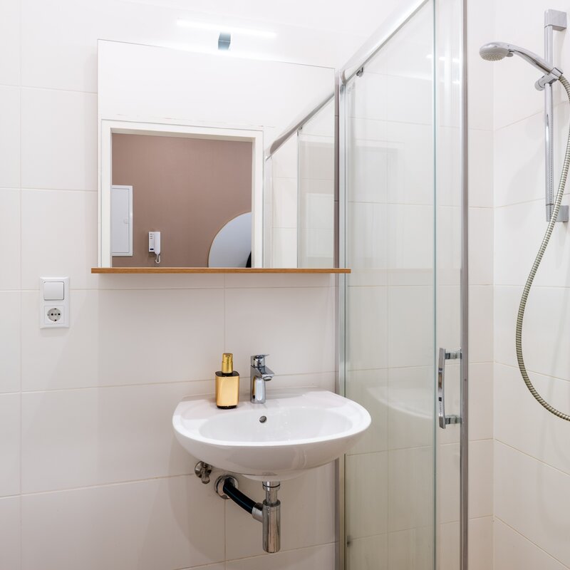 Helles und modernes Badezimmer mit eleganter Ausstattung, viel Platz und angenehmer Atmosphäre für maximalen Komfort während Ihres Aufenthalts.