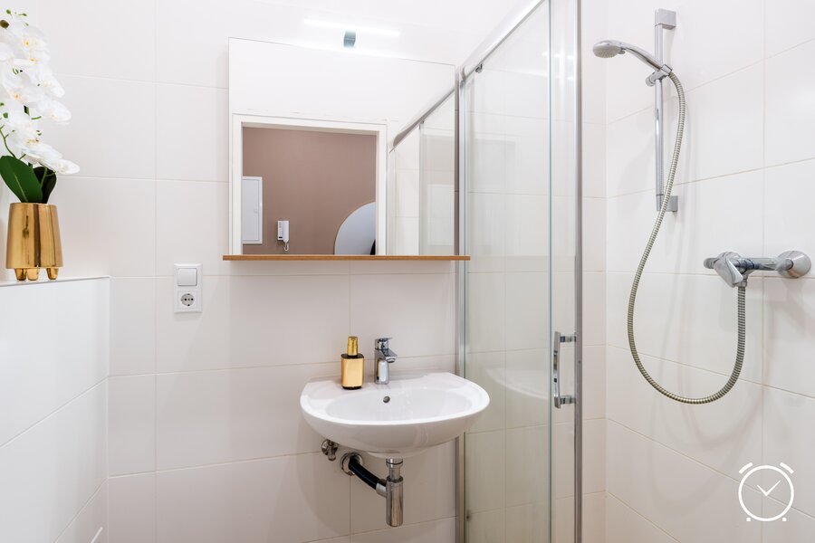 Helles und modernes Badezimmer mit eleganter Ausstattung, viel Platz und angenehmer Atmosphäre für maximalen Komfort während Ihres Aufenthalts.