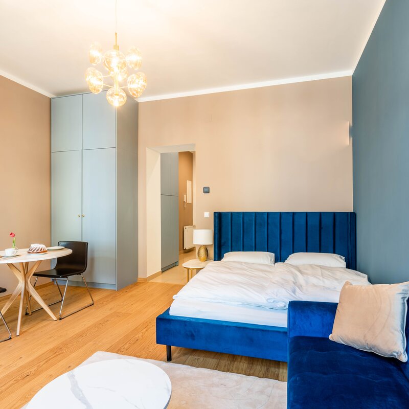 Elegantes 5-Sterne Apartment mit großem Bett, gemütlichem Sofa und stilvoller Einrichtung. Ideal zum Entspannen nach einem Tag in Wien.