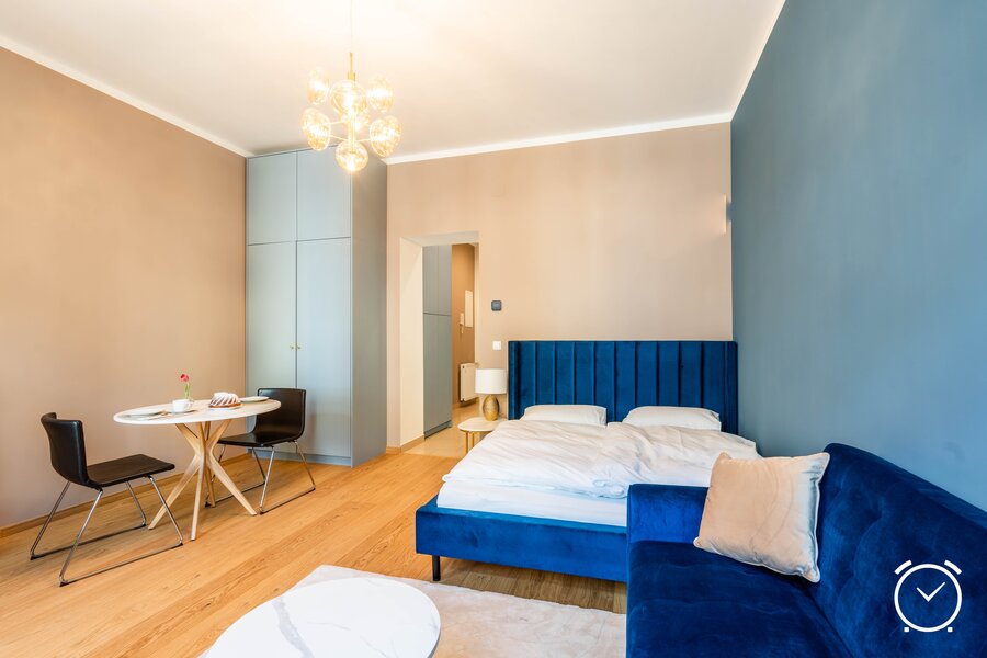 Elegantes 5-Sterne Apartment mit großem Bett, gemütlichem Sofa und stilvoller Einrichtung. Ideal zum Entspannen nach einem Tag in Wien.