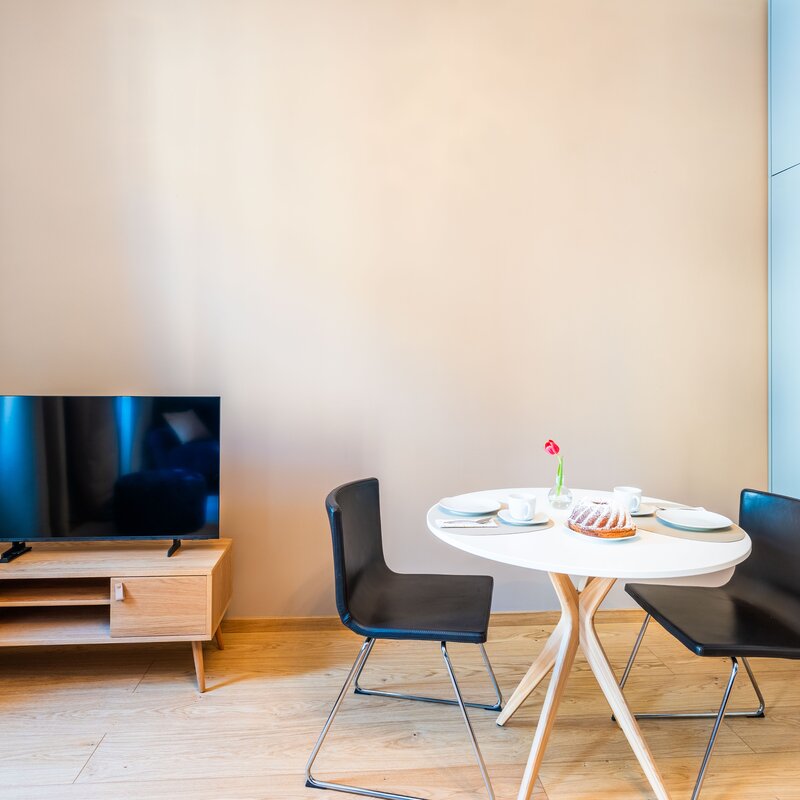 Stilvoller Essbereich mit Sitzgelegenheit und TV in hellem, modernem Ambiente. Perfekt für gemütliche Abende und entspanntes Wohnen