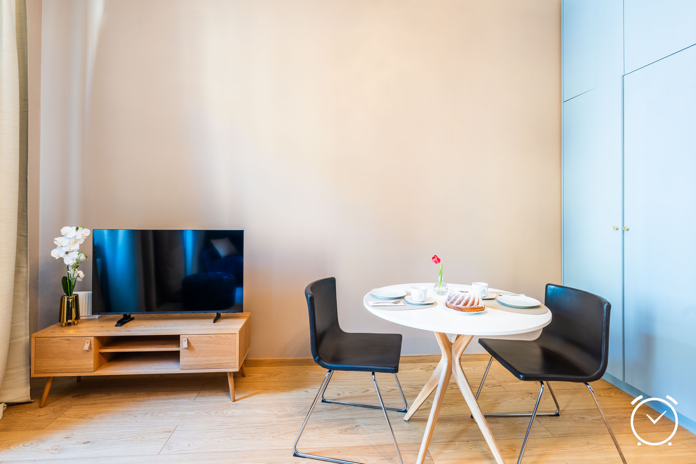 Stilvoller Essbereich mit Sitzgelegenheit und TV in hellem, modernem Ambiente. Perfekt für gemütliche Abende und entspanntes Wohnen