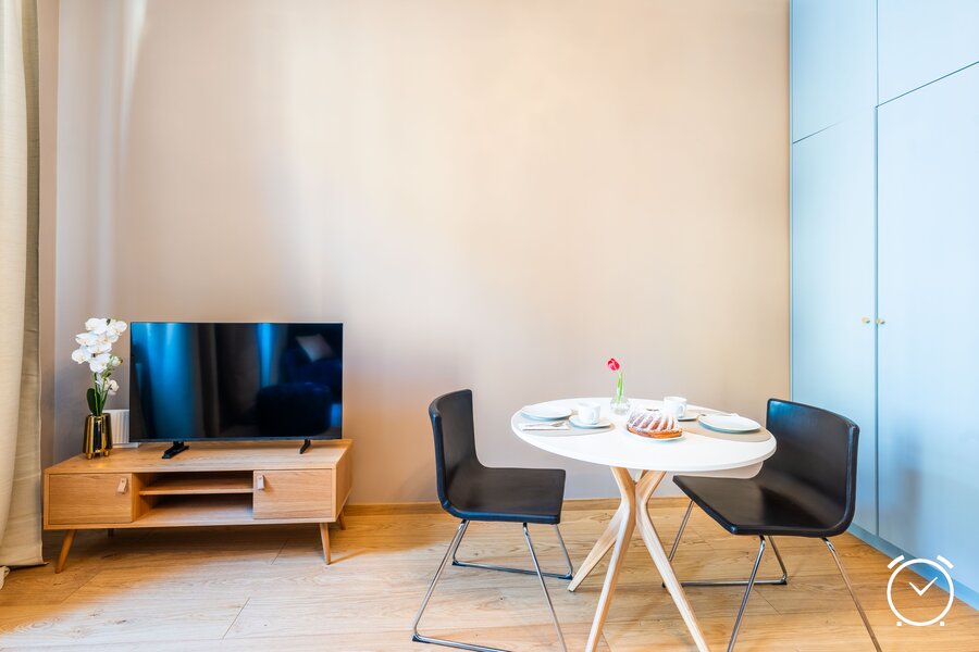 Stilvoller Essbereich mit Sitzgelegenheit und TV in hellem, modernem Ambiente. Perfekt für gemütliche Abende und entspanntes Wohnen