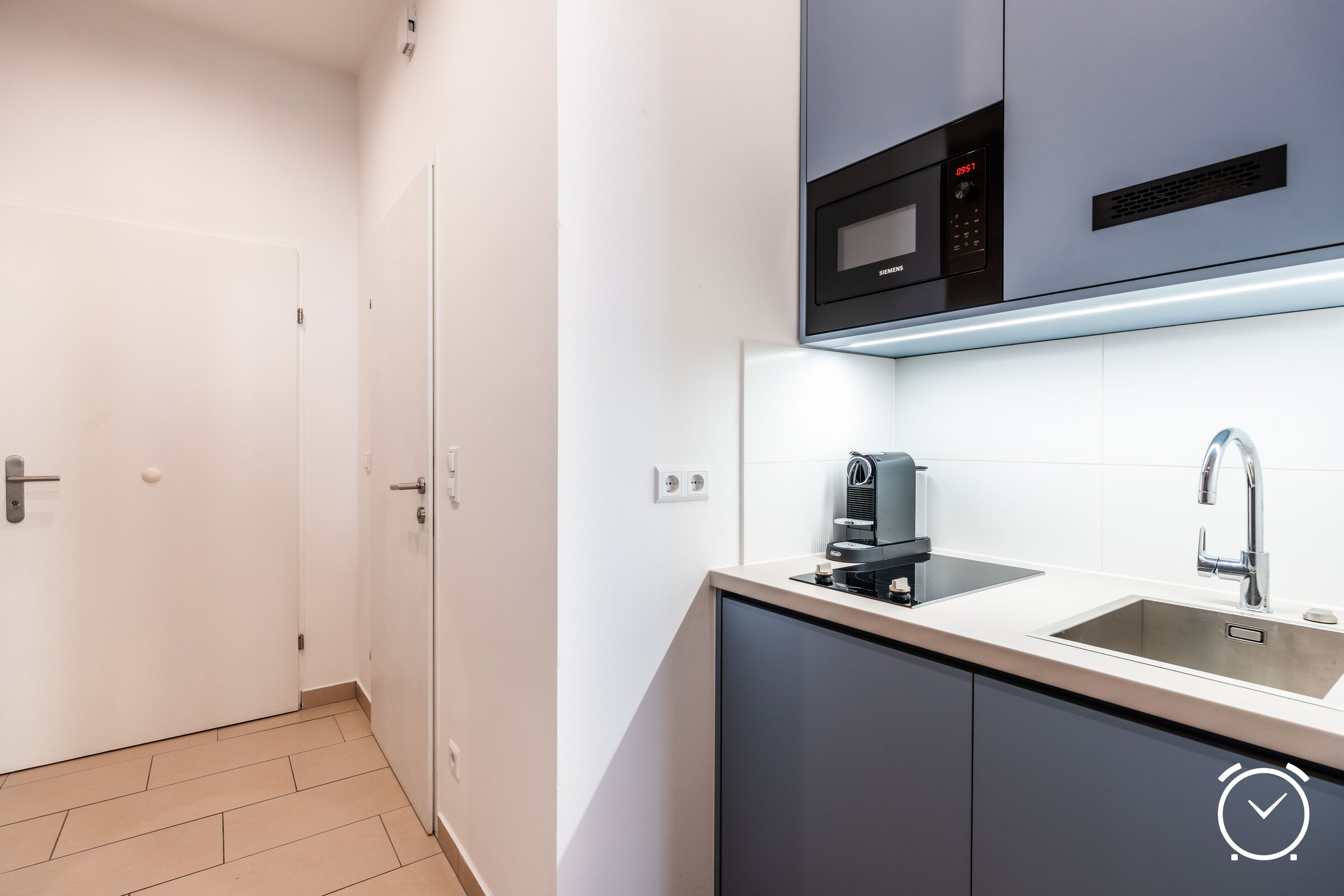 Kompakte und moderne Küche mit hochwertiger Ausstattung, Kaffeemaschine und allem, was Sie für einen angenehmen Aufenthalt benötigen.