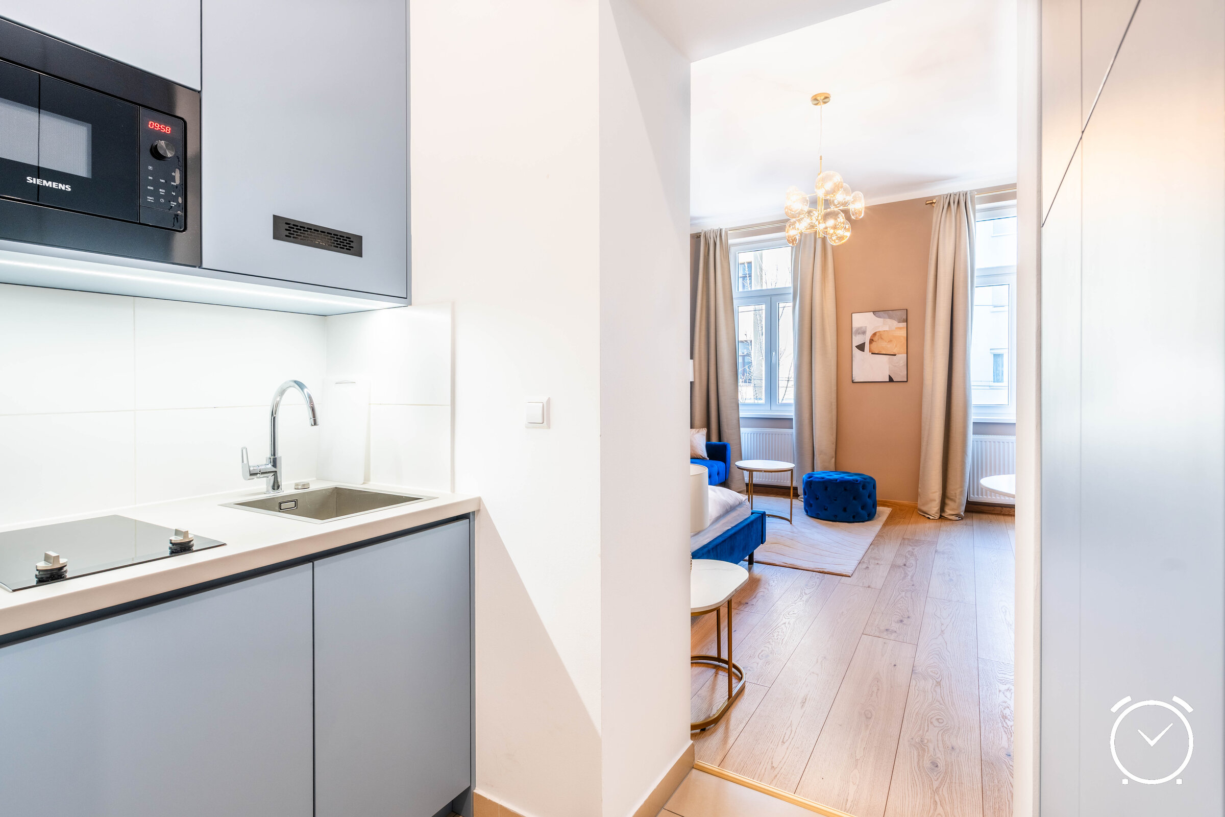 Moderne Küchenzeile mit direktem Zugang zum hellen Wohnbereich – ideal für entspanntes Wohnen und kurze Wege im Apartment.