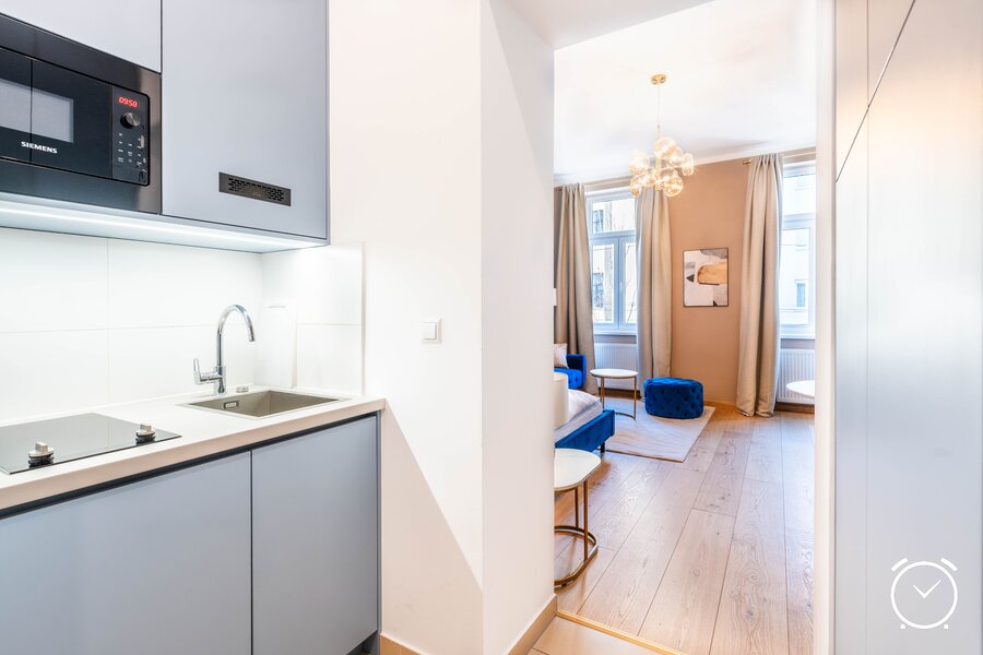 Moderne Küchenzeile mit direktem Zugang zum hellen Wohnbereich – ideal für entspanntes Wohnen und kurze Wege im Apartment.