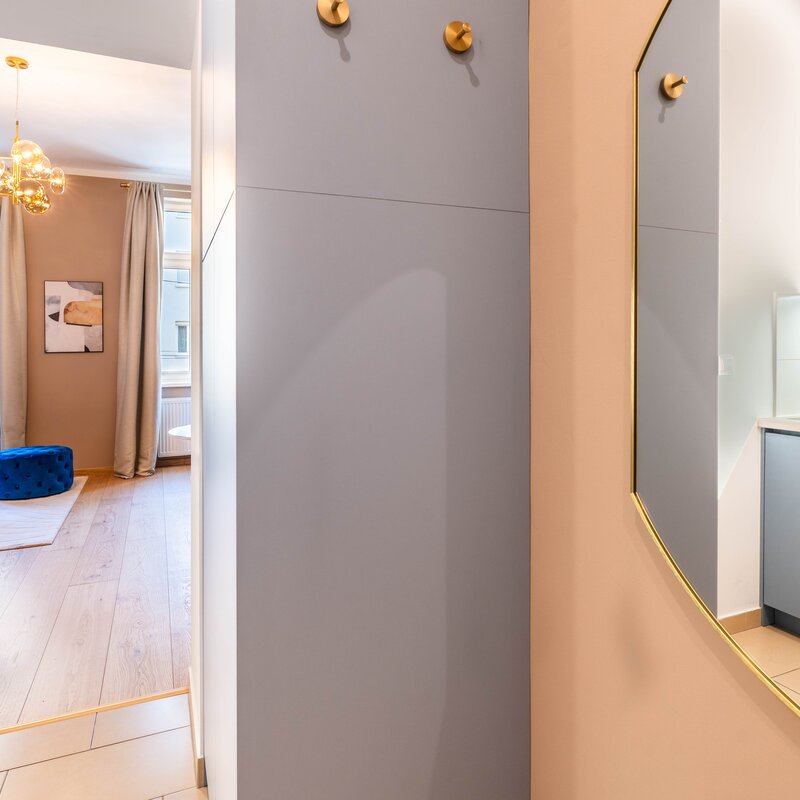 Moderner Eingangsbereich mit Stauraum und großem Spiegel – funktional und stilvoll gestaltet für einen angenehmen Aufenthalt.