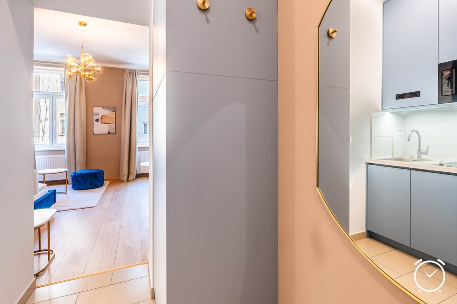 Moderner Eingangsbereich mit Stauraum und großem Spiegel – funktional und stilvoll gestaltet für einen angenehmen Aufenthalt.