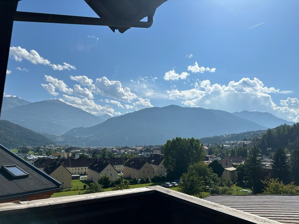 Blick auf Bergpanorama & Ortschaft: 3-Zimmer Wohnung, Kurzzeitmiete & Wohnen auf Zeit für 1 bis 6 Monate in Imst