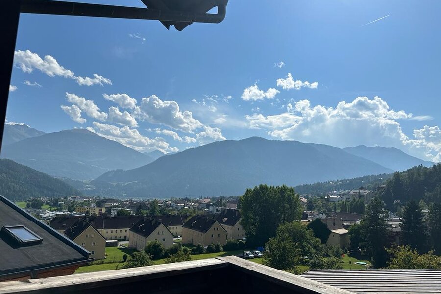 Blick auf Bergpanorama & Ortschaft: 3-Zimmer Wohnung, Kurzzeitmiete & Wohnen auf Zeit für 1 bis 6 Monate in Imst