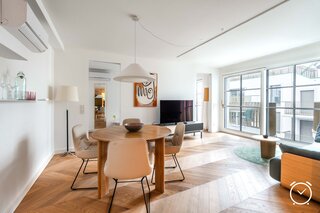 Bright living & dining area with chevron parquet & balcony – 2-room apartment, short-term rental Vienna, temporary housing 1–6 months