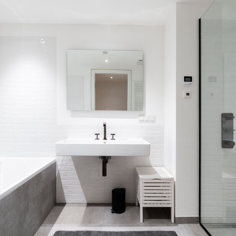 Modernes Badezimmer mit Badewanne und Dusche