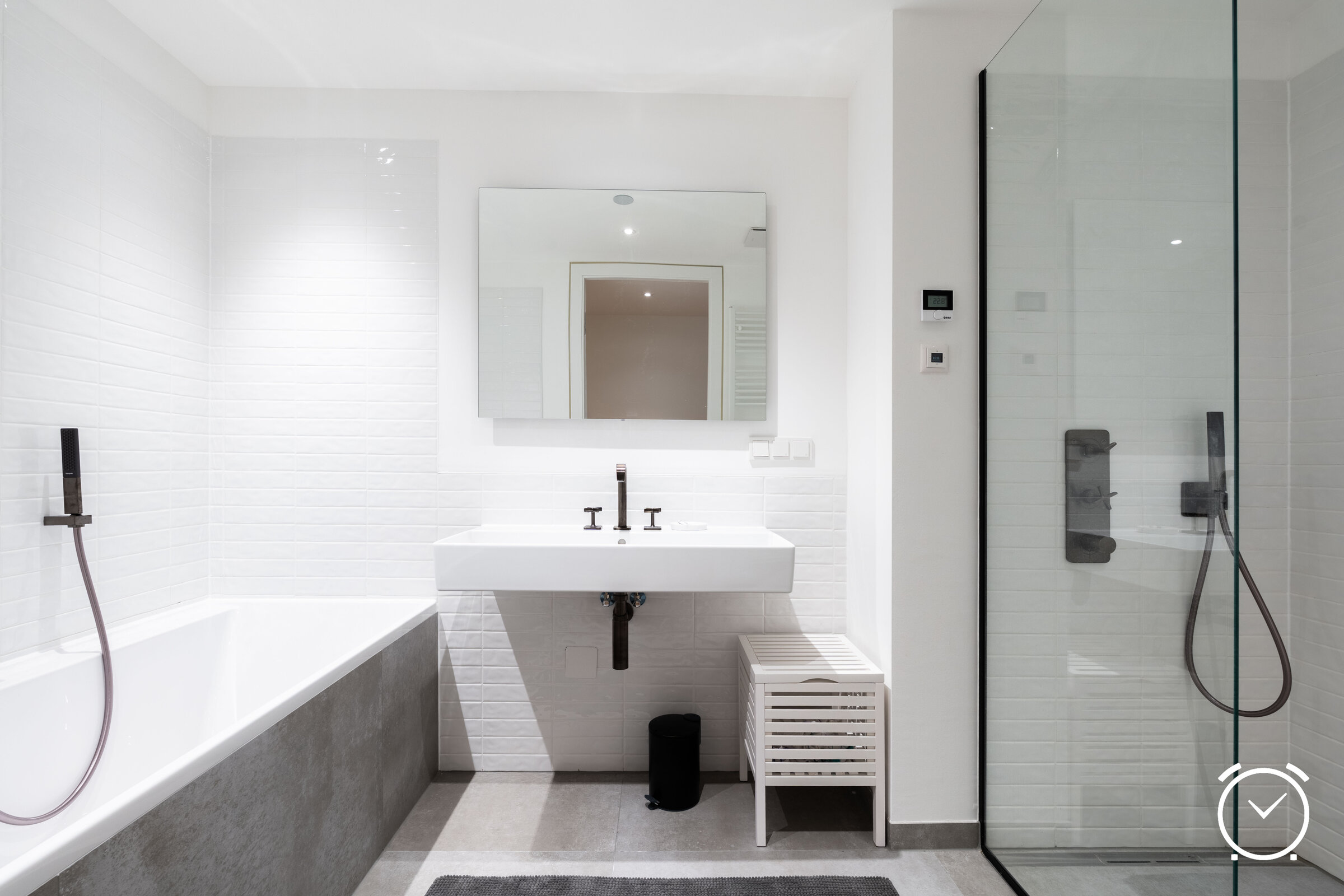 Modernes Badezimmer mit Badewanne und Dusche