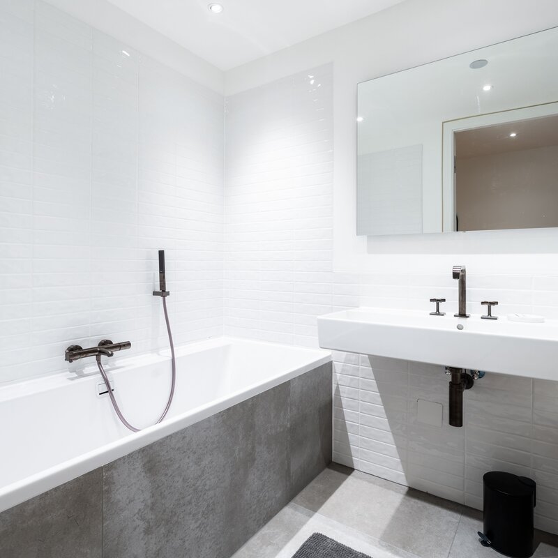 Badezimmer mit Badewanne und Dusche