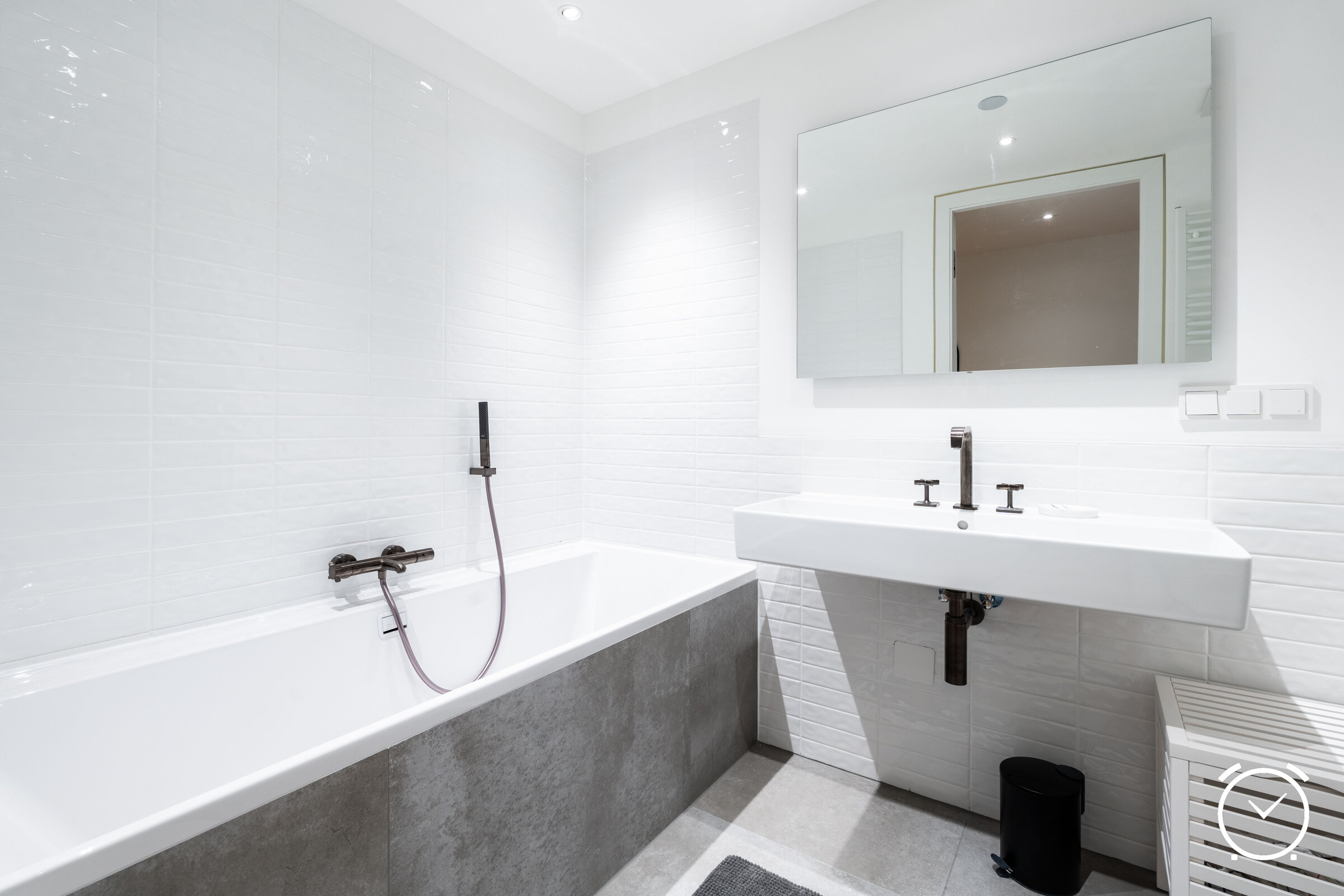 Badezimmer mit Badewanne und Dusche