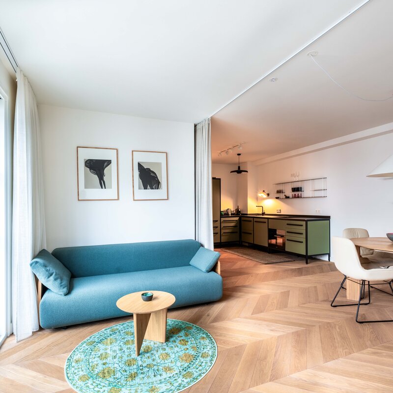 Helles Wohn- und Esszimmer