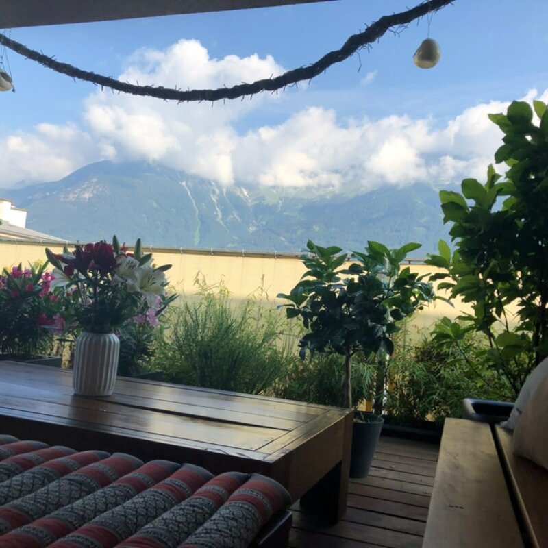 From the covered and furnished terrace, you can relax with an unobstructed view of the most legendary mountain panorama.  | © Karin Hollenstein