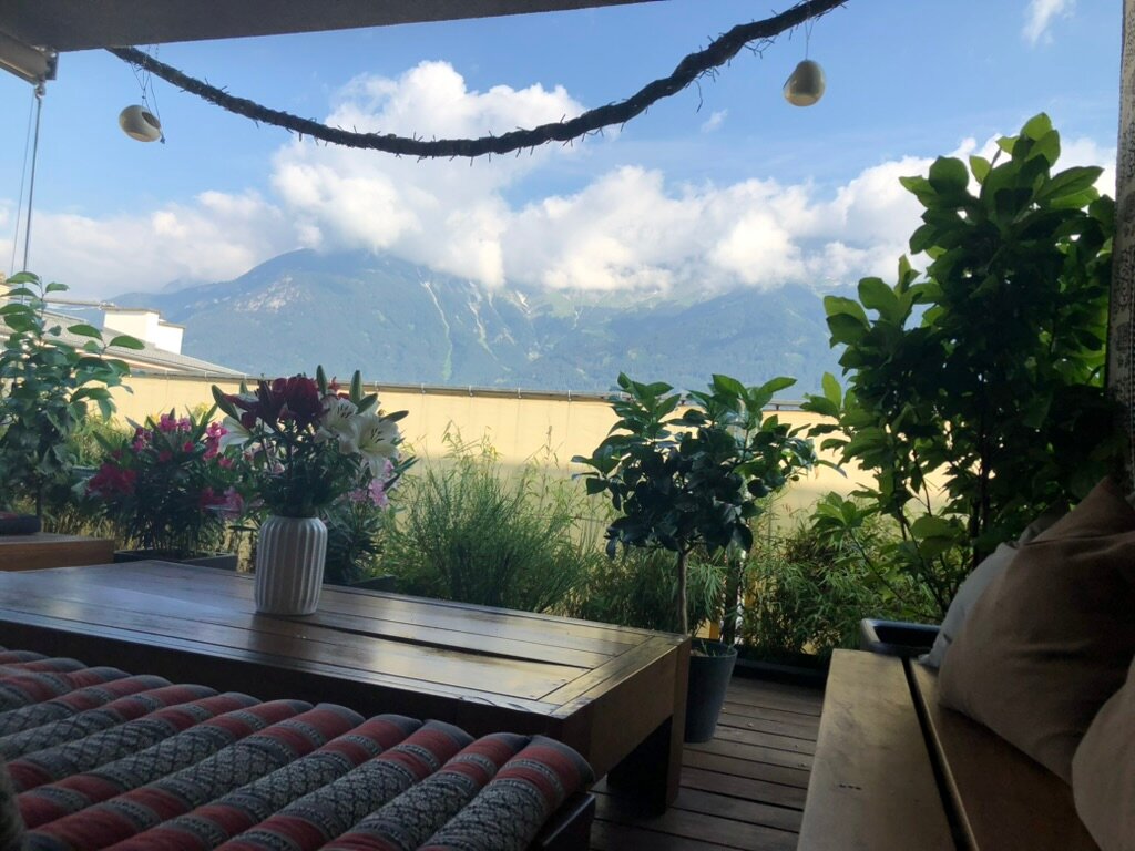 From the covered and furnished terrace, you can relax with an unobstructed view of the most legendary mountain panorama.  | © Karin Hollenstein