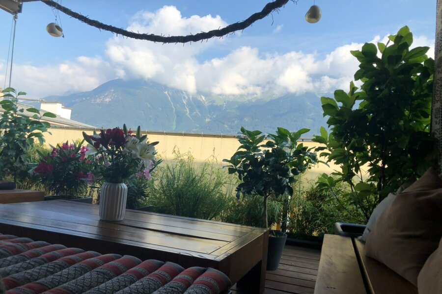 From the covered and furnished terrace, you can relax with an unobstructed view of the most legendary mountain panorama.  | © Karin Hollenstein