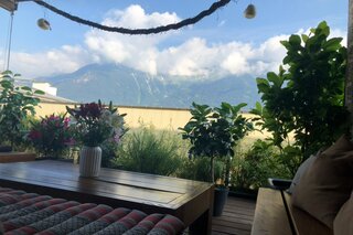 Von der überdachten und möblierten Terrasse kann man bei freiem Blick auf die Nordkette entspannen. | © Karin Hollenstein