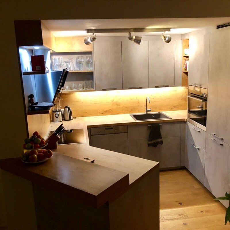 Kitchen with breakfast bar, induction cooktop, dishwasher, large refrigerator and freezer compartment | © Karin Hollenstein
