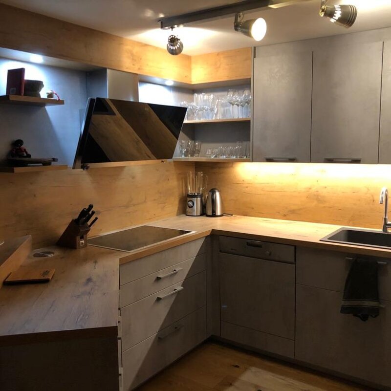 Kitchen with breakfast bar, induction cooktop, dishwasher, large refrigerator and freezer compartment | © Karin Hollenstein