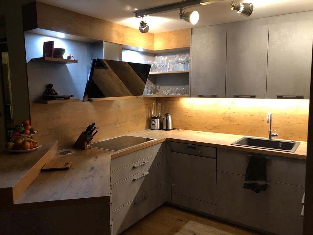 Kitchen with breakfast bar, induction cooktop, dishwasher, large refrigerator and freezer compartment | © Karin Hollenstein