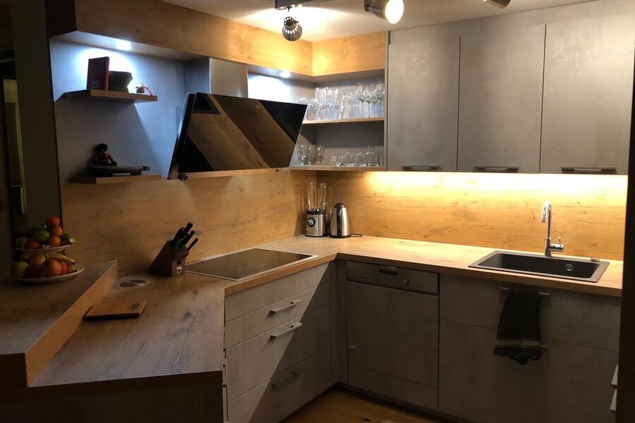 Kitchen with breakfast bar, induction cooktop, dishwasher, large refrigerator and freezer compartment | © Karin Hollenstein