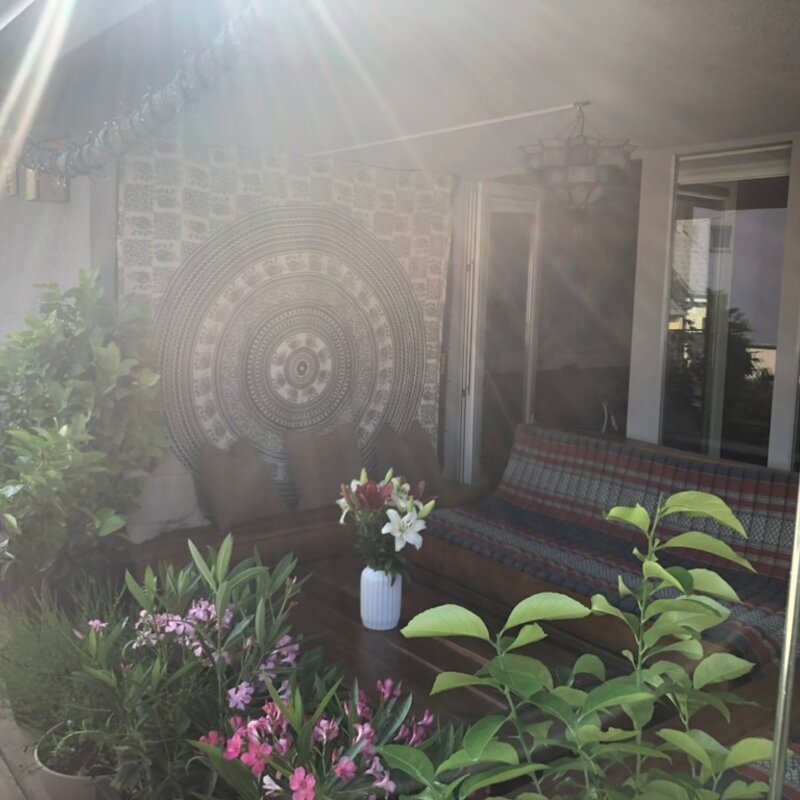 Covered and furnished outside lounge area | © Karin Hollenstein