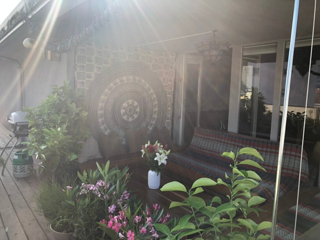 Covered and furnished outside lounge area | © Karin Hollenstein