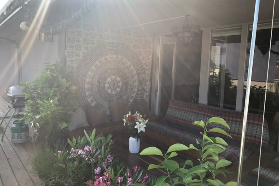 Covered and furnished outside lounge area | © Karin Hollenstein