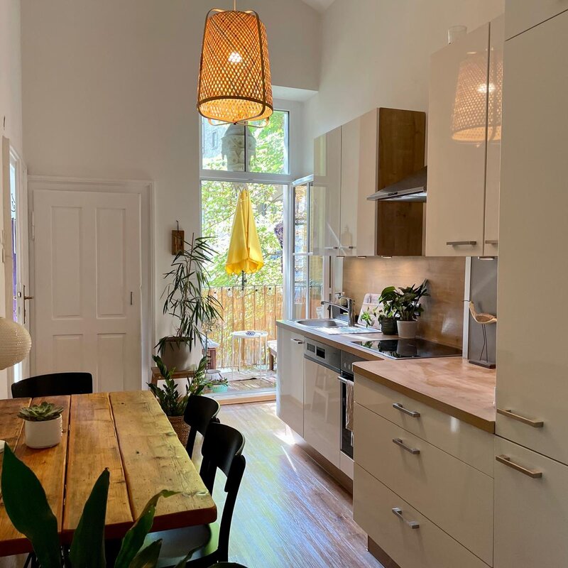 Blick von Küche auf den Balkon und begrünten Innenhof