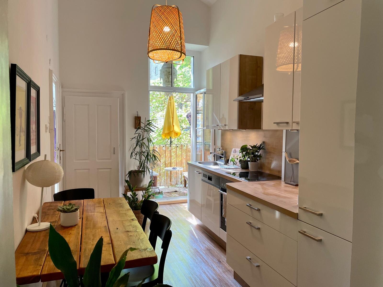 Blick von Küche auf den Balkon und begrünten Innenhof