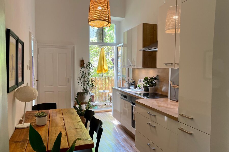 Blick von Küche auf den Balkon und begrünten Innenhof