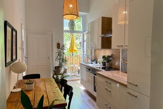 Blick von Küche auf den Balkon und begrünten Innenhof