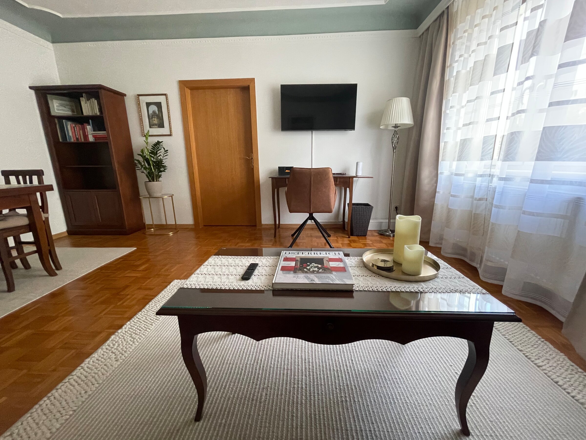 Bright living room with parquet floor – 2-room apartment for short-term rental & temporary housing for 1 to 6 months in Vienna