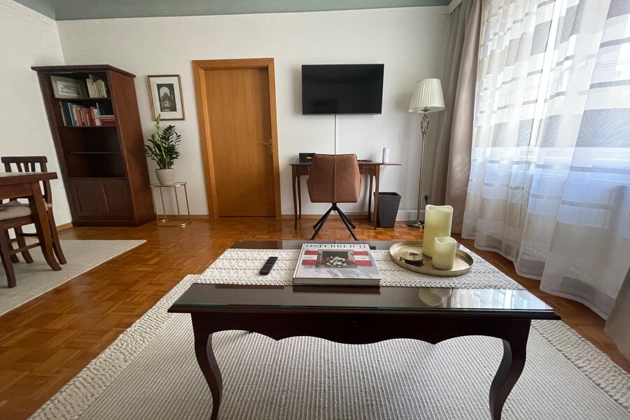 Bright living room with parquet floor – 2-room apartment for short-term rental & temporary housing for 1 to 6 months in Vienna